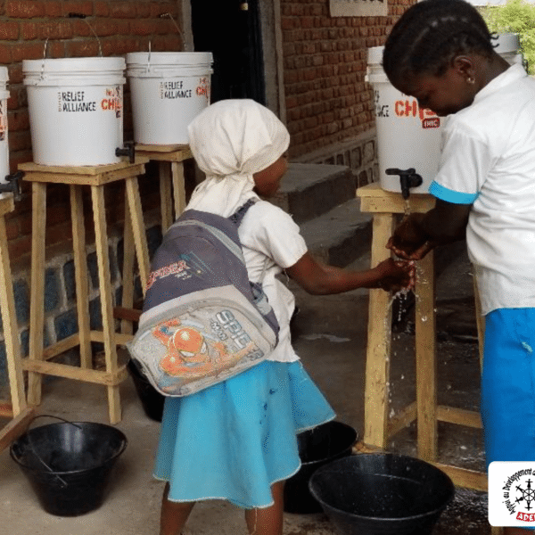Dotation des kits de lavage des mains aux Écoles Primaires Lambakilela et Sebele